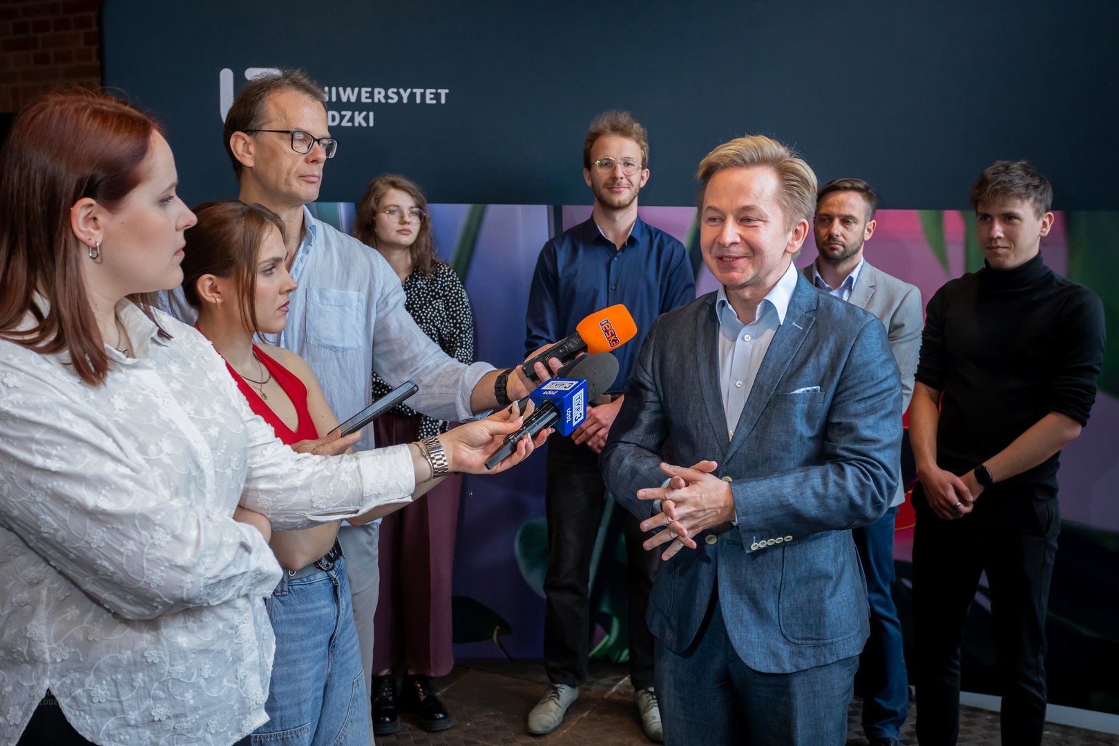 dr Jacek Karaś podczas briefingu prasowego