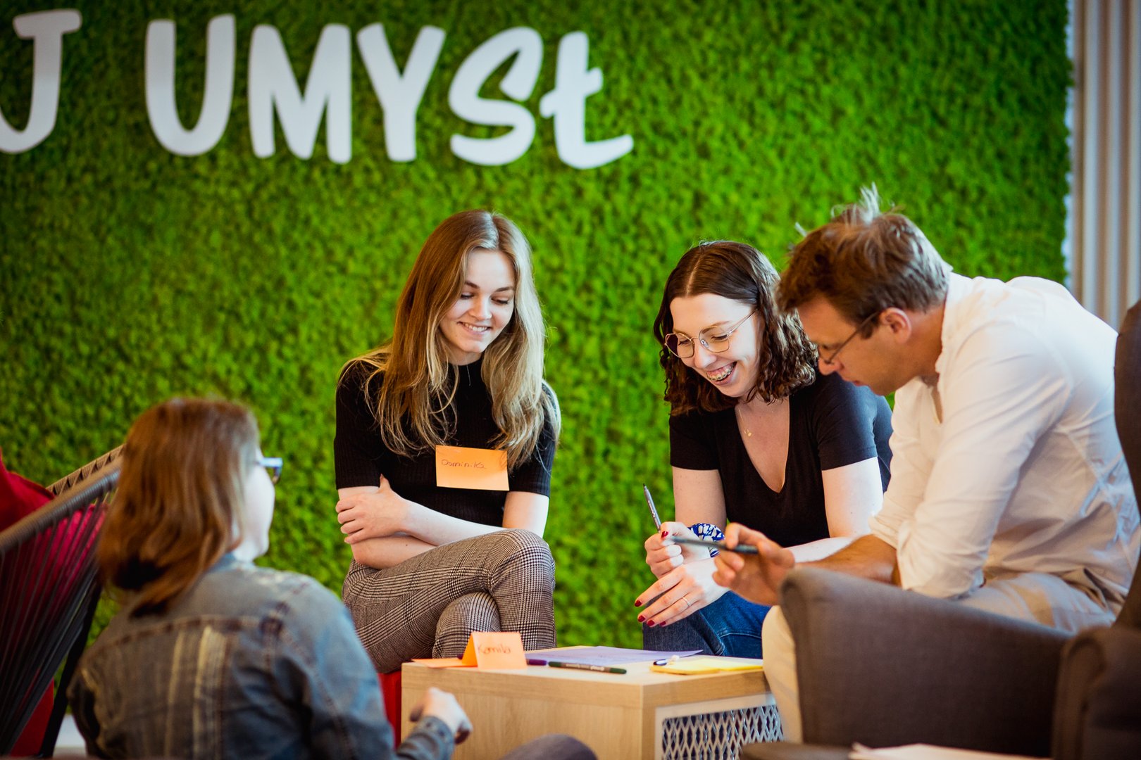 26 stycznia zakończyliśmy tegoroczną edycję badania potrzeb szkoleniowych, które co roku prowadzimy przed rozpoczęciem prac nad programem Akademii Kompetencji. Zebrane odpowiedzi pozwalają nam lepiej zrozumieć, jakie obszary rozwoju są obecnie najważniejsze dla osób studiujących na Uniwersytecie Łódzkim i stanowią punkt wyjścia do dalszej współpracy z partnerami biznesowymi. Akademia Kompetencji to największe wydarzenie szkoleniowe na Uniwersytecie Łódzkim. Początki inicjatywy sięgają 2006 roku, a przed nami jubileuszowa 25. edycja, która odbędzie się w dniach 13-24 kwietnia 2026 roku. Od początku istnienia Akademii wspólnie z Partnerami zrealizowaliśmy 870 szkoleń, warsztatów i webinarów, z których skorzystało ponad 14 000 osób. Zależy nam, aby program Akademii Kompetencji był aktualny, praktyczny i odpowiadał na realne potrzeby społeczności akademickiej. Dlatego badanie potrzeb szkoleniowych jest stałym elementem przygotowań do każdej edycji wydarzenia. Obszary tematyczne i narzędzia – co było najważniejsze? W tegorocznej edycji badania respondenci wybierali spośród szerokich obszarów tematycznych, obejmujących różne aspekty rozwoju kompetencji. Każdy z obszarów zawierał przykładowe tematy zajęć, które miały pomóc w doprecyzowaniu oczekiwań. Analiza wyników pokazuje wyraźnie, że największym zainteresowaniem cieszyły się następujące obszary: 1.	Efektywność osobista (zarządzanie sobą w czasie, produktywność, planowanie i priorytetyzacja, asertywność, motywowanie siebie i innych, budżetowanie – zarządzanie finansami osobistymi, tworzenie efektywnych notatek) 2.	Analiza danych (arkusze danych – Excel, Google Sheets, oprogramowanie do zarządzania danymi – SQL, Power BI) 3.	Krytyczne myślenie i podejmowanie decyzji (analiza informacji, rozpoznawanie fake newsów, logiczne argumentowanie, podejmowanie decyzji w warunkach niepewności) Kolejne 6 obszarów z najwyższą liczbą wskazań: •	Autoprezentacja i wystąpienia publiczne (radzenie sobie z tremą, mowa ciała, storytelling, przygotowanie wystąpień i przemówień, dykcja i praca głosem) •	Budowanie marki osobistej (archetypy marki, LinkedIn, wartości, networking) •	Generatywna AI (m.in. ChatGPT, Copilot, NotebookLM, automatyzacja zadań) •	Marketing i Public Relations (SEO, SEM, Google Analytics, wykorzystanie social mediów) •	Zarządzanie projektami (Agile, Lean, Scrum) •	Radzenie sobie ze stresem i mindfulness (np. techniki relaksacyjne, medytacja, inteligencja emocjonalna, praca z ruchem i ciałem, work-life balance) Natomiast wśród najczęściej wskazywanych narzędzi, których obsługi chcą nauczyć się respondenci, pojawiły się: •	Microsoft Excel •	SQL •	Canva •	ChatGPT •	Google Gemini •	Microsoft Power BI •	Google Analytics •	SAP •	Jira Co dalej? Wyniki badania potrzeb szkoleniowych posłużą nam jako podstawa do tworzenia oferty współpracy dla Partnerów Akademii Kompetencji 2026. To na ich bazie zaprosimy firmy i instytucje do zgłaszania propozycji szkoleń, warsztatów i webinarów, które najlepiej odpowiadają na wskazane potrzeby. Co możesz zrobić już teraz? Zaznacz w kalendarzu daty 13-24 kwietnia 2026 – to wtedy odbędą się warsztaty w ramach Akademii Kompetencji. Śledź stronę Biura Karier i nasze social media – to tam w pierwszej kolejności ogłosimy start zapisów na warsztaty w tegorocznej edycji Akademii Kompetencji.