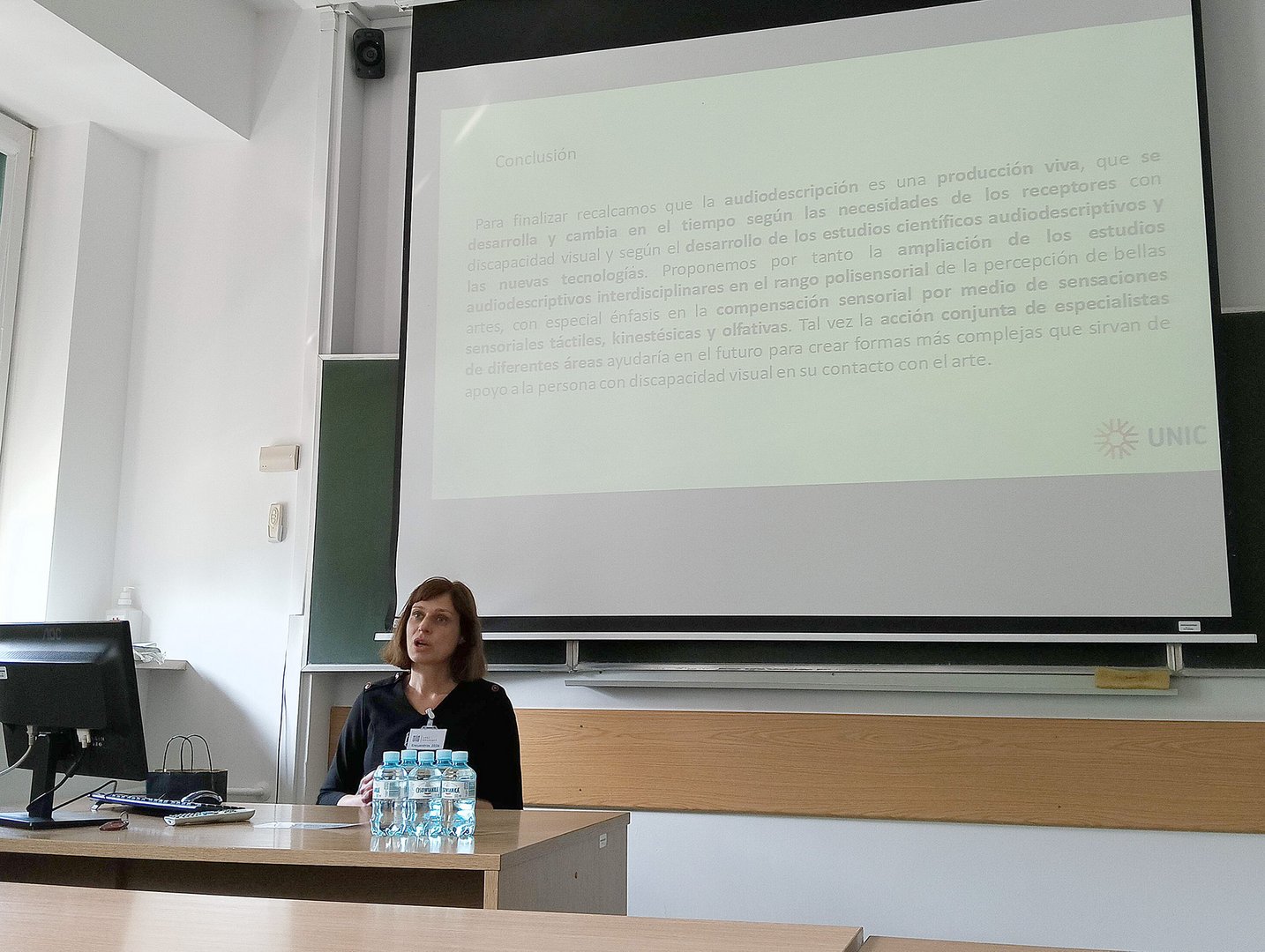 prelegentka podczas prezentacji prelegentka podczas prezentacji