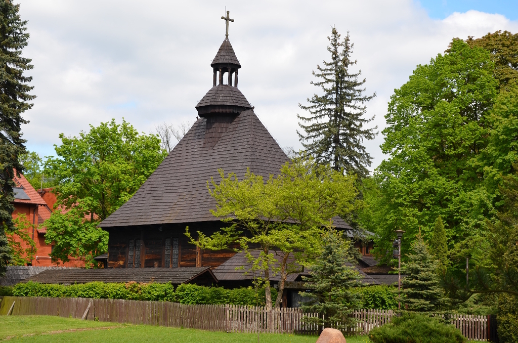 Kościół p.w. Matki Boskiej Królowej Korony Polskiej w Spale