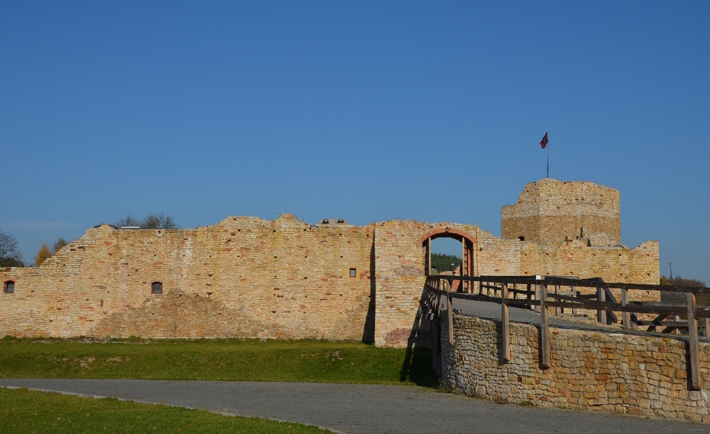 Ruiny zamku Kazimiera Wielkiego w Inowłodzu 