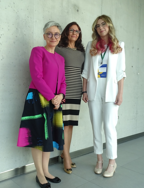 Winner of the Competition (Julia Kartasińska) with the thesis supervisor (Dr hab. M. Rosińska-Bukowska, Associate Professor at the University of Lodz) and the coordinator of the 10th edition (Dr hab. Ewa Mińska-Struzik, Associate Professor at the Poznań University of Economics and Business)
