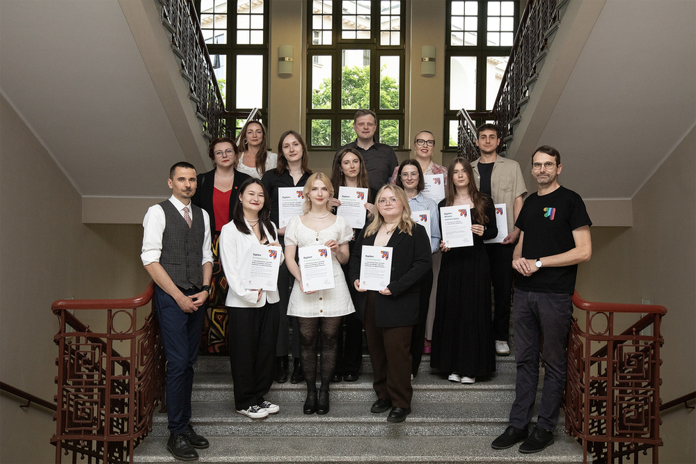 Zdjęcie grupowe osób nagrodzonych w konkursie w raz z Rektorem i jury konkursu wykonane na schodach głównej klatki schodowej Rektoratu Uniwersytetu Łódzkiego Zdjęcie grupowe osób nagrodzonych w konkursie w raz z Rektorem i jury konkursu wykonane na schodach głównej klatki schodowej Rektoratu Uniwersytetu Łódzkiego