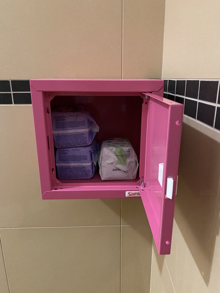 różowa skrzyneczki z paczkami środków higieny osobiste w środku