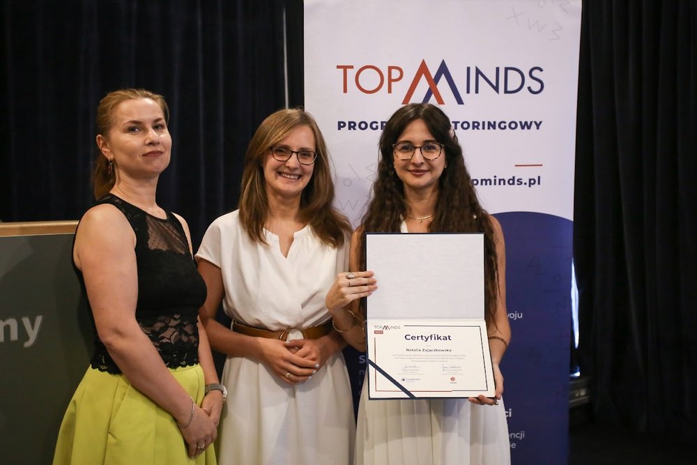 Natalia Zajączkowska, a doctoral student from the University of Lodz, together with 2 participants in the TopMinds project.