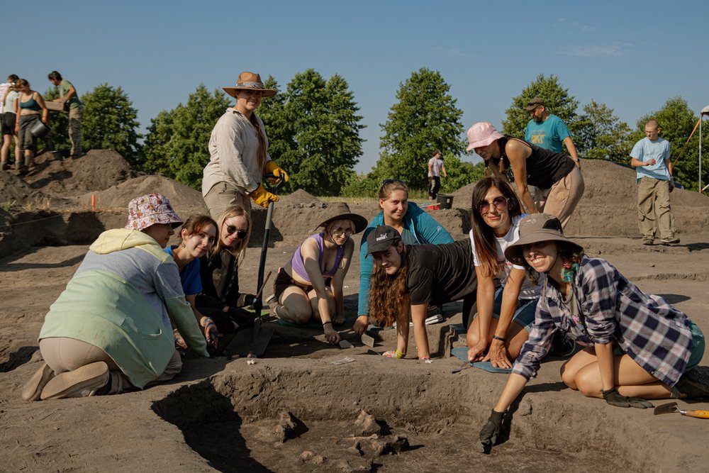 grupa osób nad wykopem