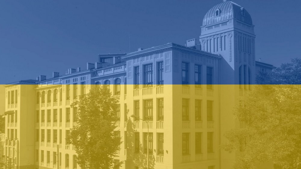 rektorat UŁ w barwach ukraińskiej flagi