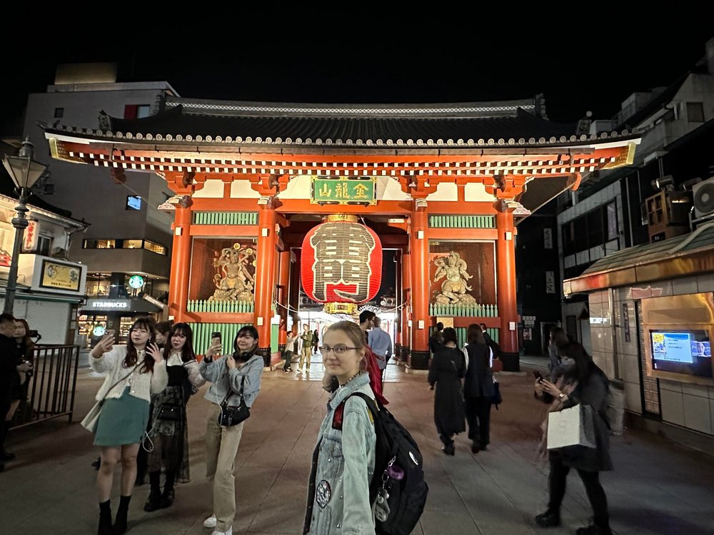 The scholarship holder in front of a temple