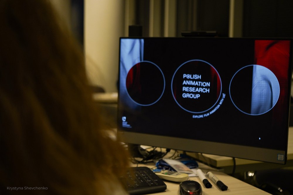 Ekran ze slajdem tytułowym