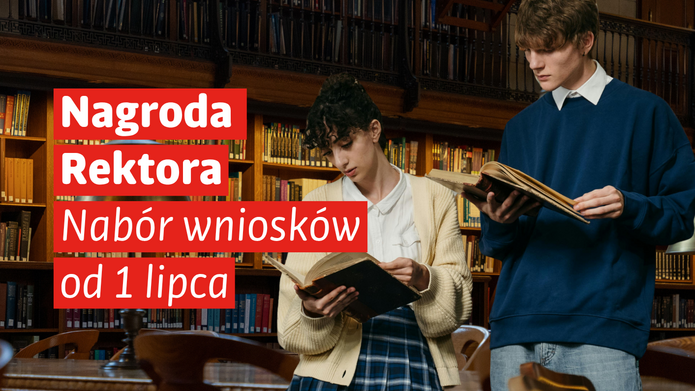 Grafika informacyjna dotycząca naboru wniosków o Nagrodę Rektora. W tle znajduje się wnętrze biblioteki z wysokimi regałami pełnymi książek i drewnianymi stołami. Po prawej stronie widoczne są dwie osoby przeglądające otwarte książki – jedna siedzi lub opiera się przy stole, druga stoi obok. Po lewej stronie, na czerwonych polach tekstowych, umieszczono biały napis: „Nagroda Rektora”. Poniżej, na kolejnych czerwonych polach, znajduje się informacja: „Nabór wniosków od 1 lipca”. Całość utrzymana jest w akademickim i eleganckim charakterze, nawiązującym do osiągnięć naukowych i życia uniwersyteckiego.