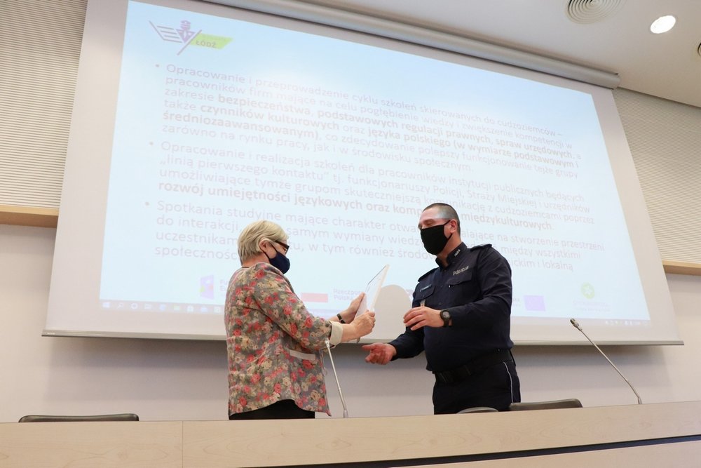 a male police officer