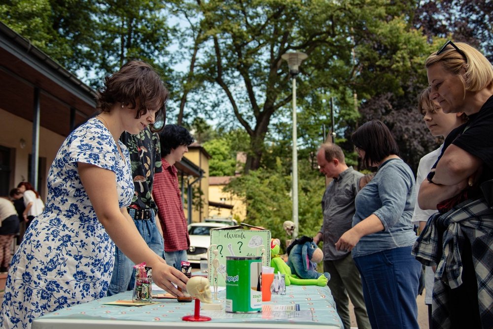 Członkowie koła i odwiedzający przy stoisku