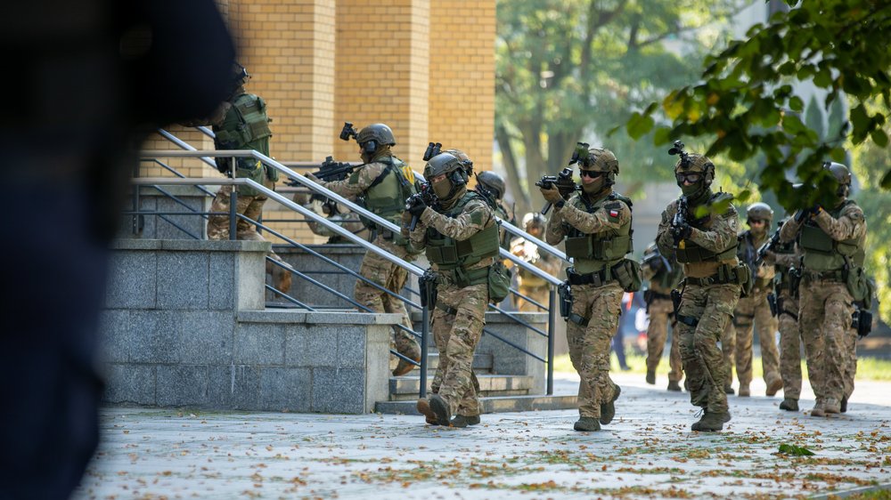 policjanci pod katedrą