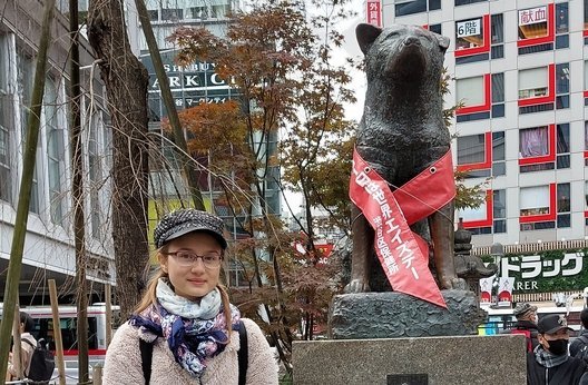 The scholarship holder at the bear monument