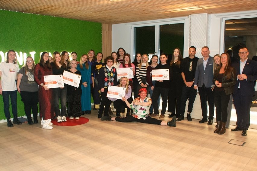 Laureaci razem z jury konkursu BUŁ integruje.