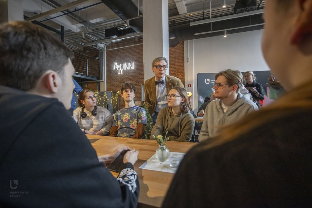 Dr hab. Mariusz Sokołowicz, prof. UŁ (EkSoc) ze studentami podczas Śniadania Prasowego UŁ