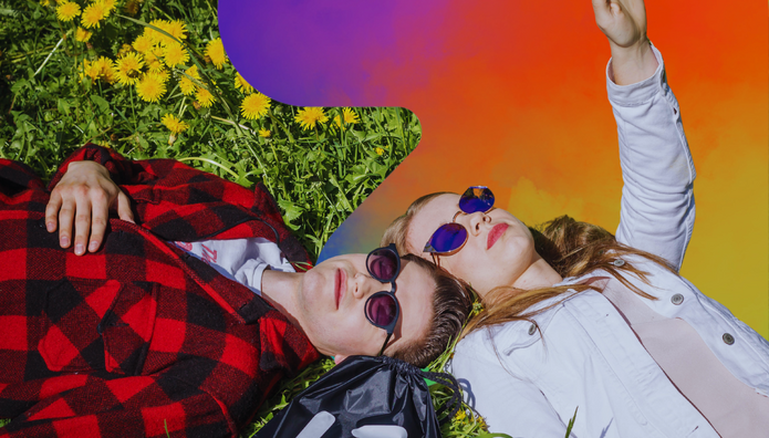 Zdjęcie przedstawia dwoje młodych ludzi leżących na trawie wśród żółtych kwiatów. Oboje mają na sobie okulary przeciwsłoneczne i patrzą w górę, a kobieta unosi rękę, jakby robiła zdjęcie lub wskazywała coś na niebie. Obraz jest częściowo uzupełniony kolorowym, gradientowym tłem w odcieniach fioletu, czerwieni i pomarańczu.