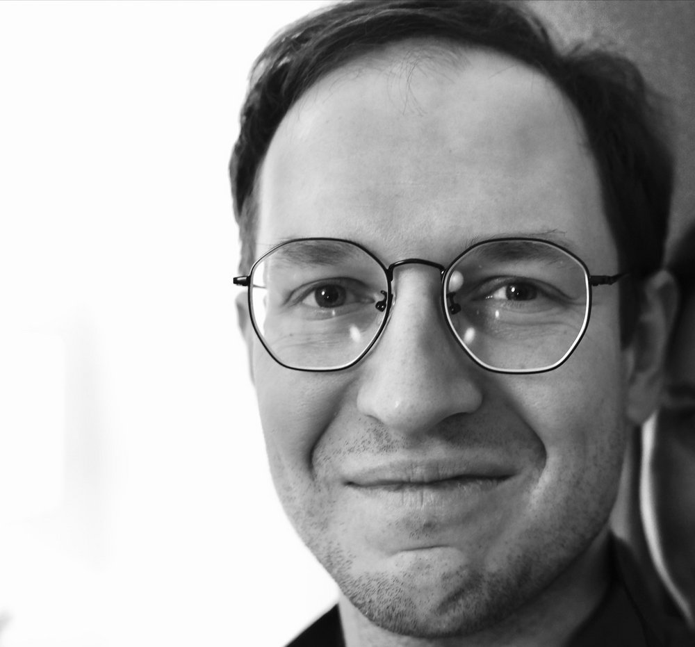 a portrait photo of Dr Piotr Szenajch