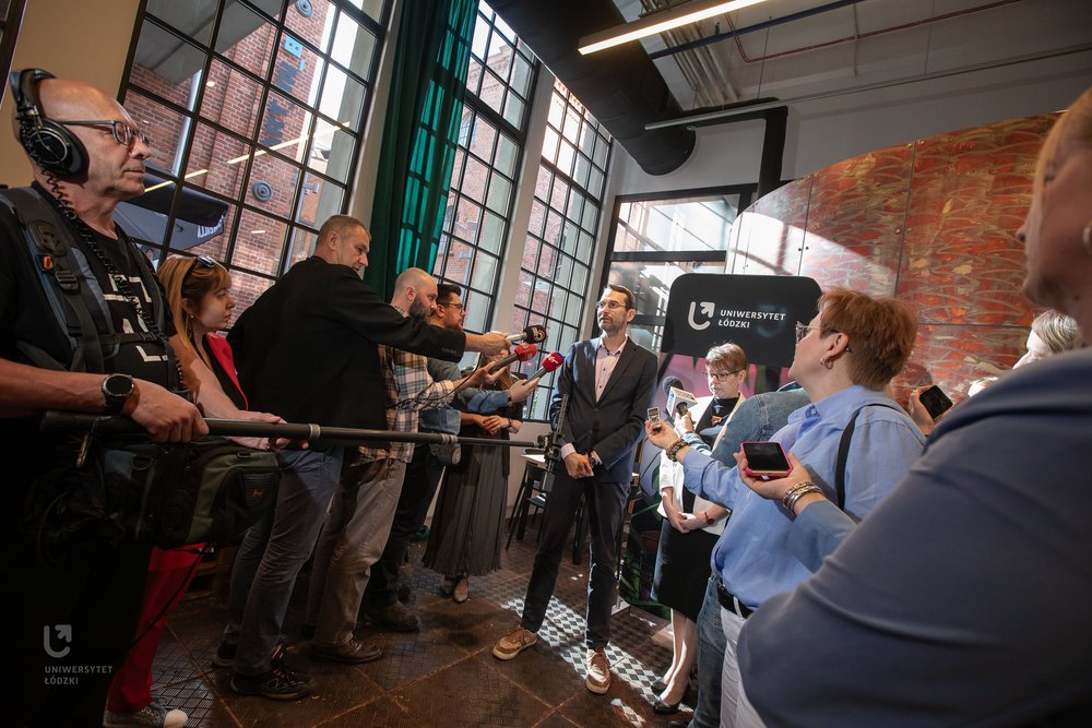 prof. Rafał Matera podczas briefingu