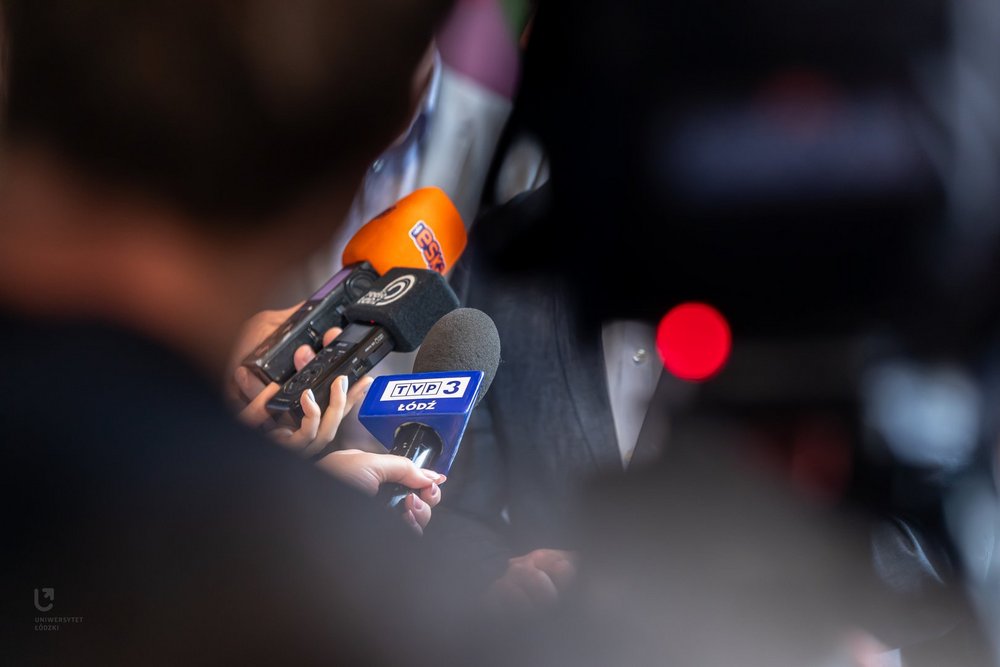 Mikrofony podczas briefingu prasowego