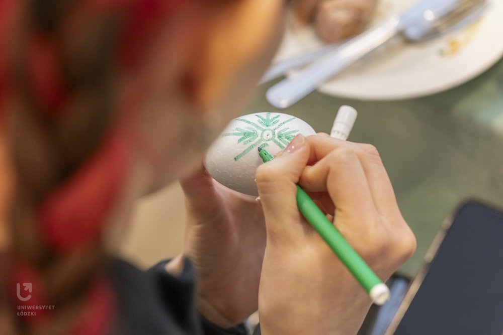 Dyeing eggs during the Easter meeting