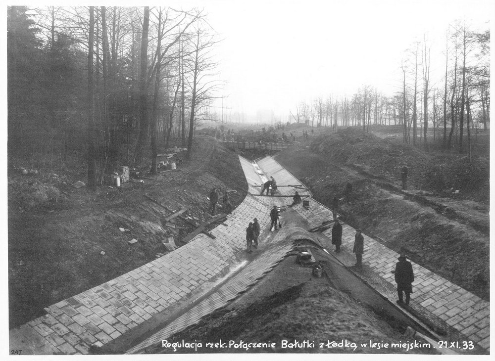 An archival photo - connection of the Bałutka river with the Łódka river in the forest