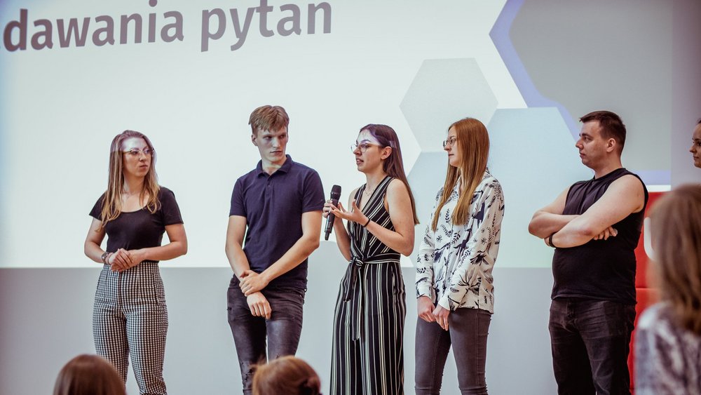 zespół prezentujący rozwiązania podczas Ideathonu UŁ
