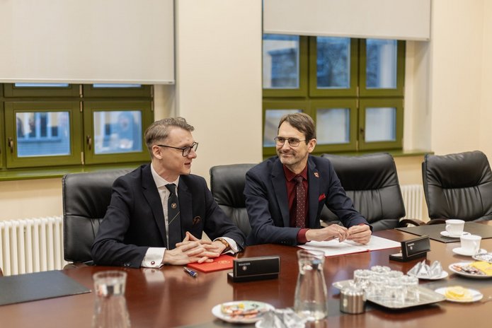 The President of Widzew Łódź and the Rector of the University of Lodz signing the agreement