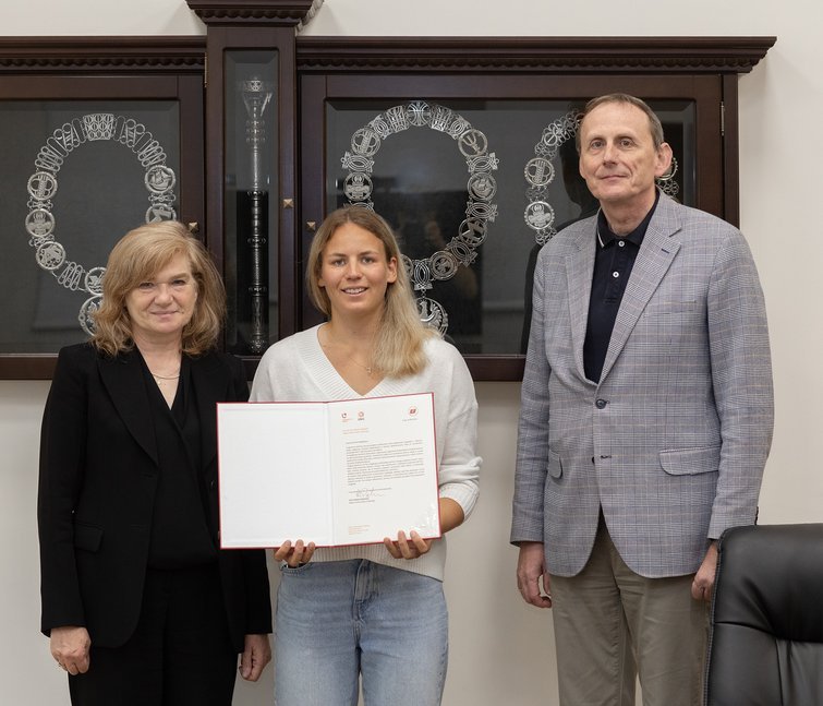 Magdalena Łuczak with the University of Lodz Rector, Prof. Elżbieta Żądzińska and the Rector’s Representative for Sports, Dr Jarosław Grabarczyk 