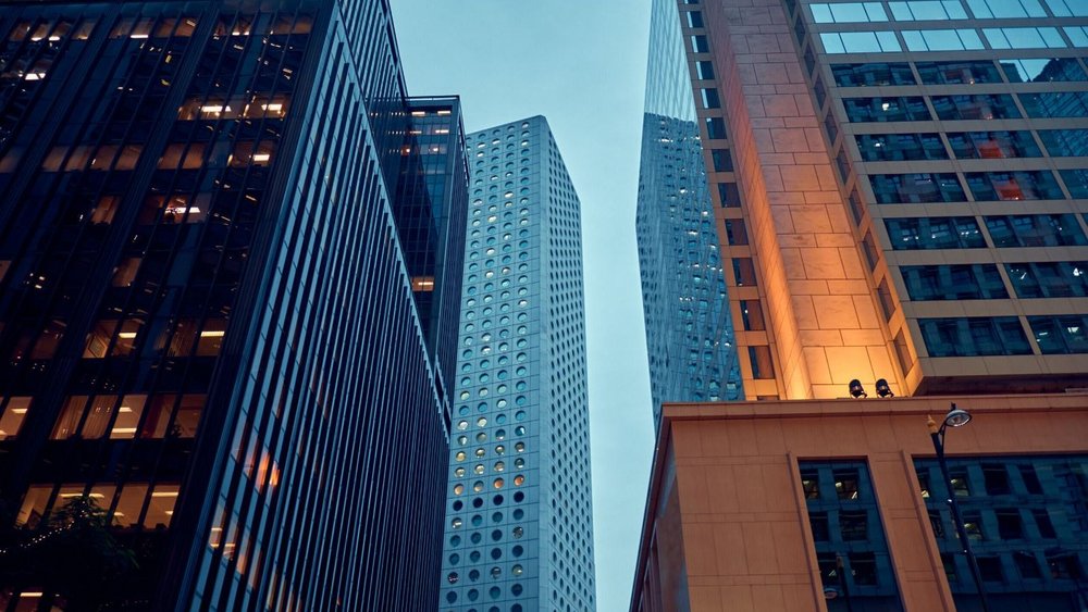 zdjęcie miasta wieczorem