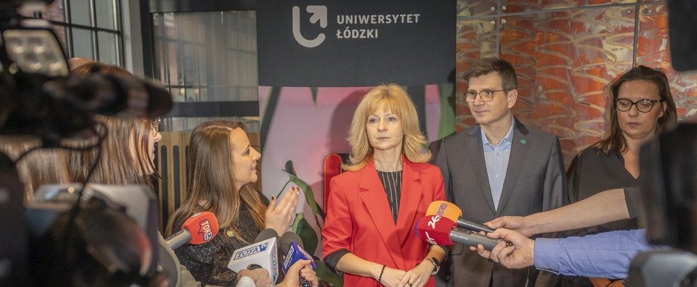 Dr Dominika Kaczorowska-Spychalska, Associate Professor at the University of Lodz, answering questions of journalists odpowiada na pytania dziennikarzy