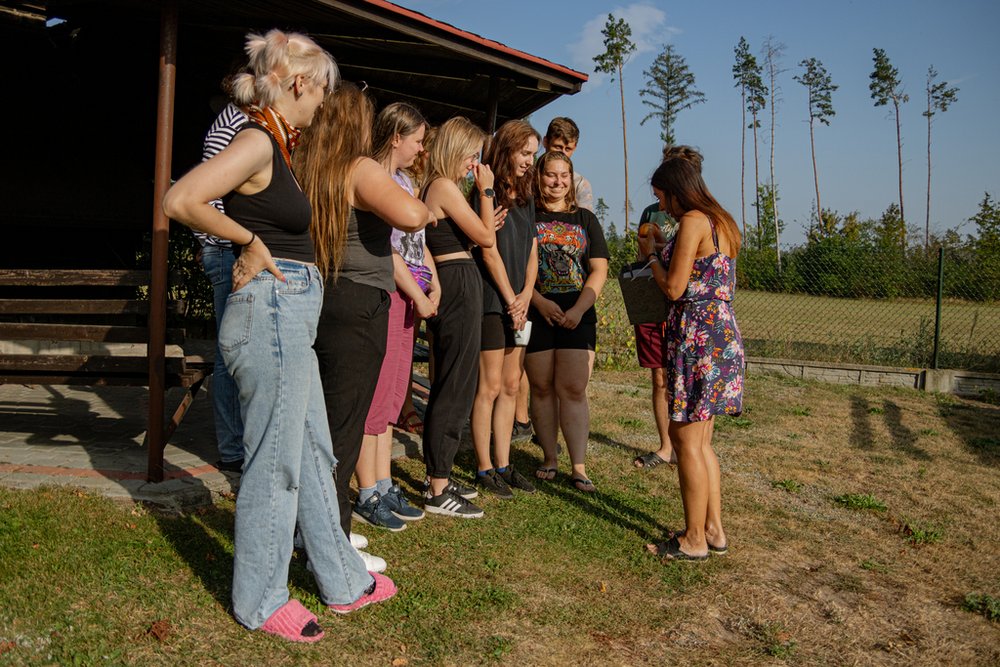 grupa osób wręczająca prezent Pani doktor