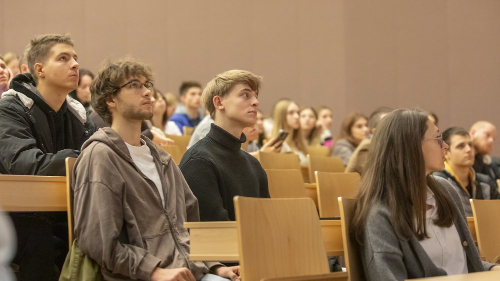 a decorative element – students in a lecture hall