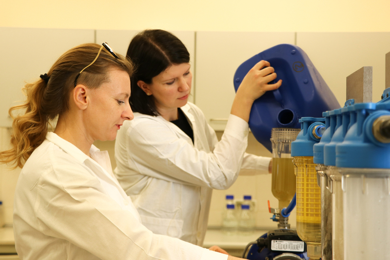 Dr Justyna Nawrocka i mgr inż. Urszula Świercz-Pietrasiak z Katedry Fizjologii i Biochemii Roślin przy prototypie samodzielnie skonstruowanego, podciśnieniowego układu przepływowego podczyszczającego odpady płynne Dr Justyna Nawrocka i mgr inż. Urszula Świercz-Pietrasiak z Katedry Fizjologii i Biochemii Roślin przy prototypie samodzielnie skonstruowanego, podciśnieniowego układu przepływowego podczyszczającego odpady płynne