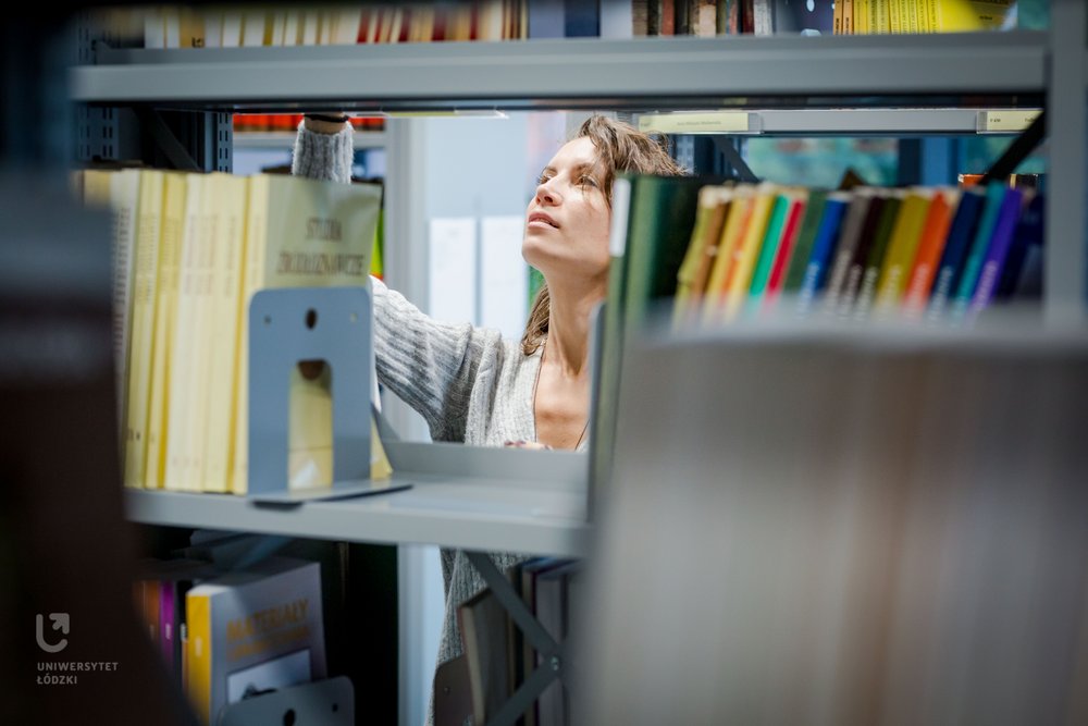 A girl between the bookshelves