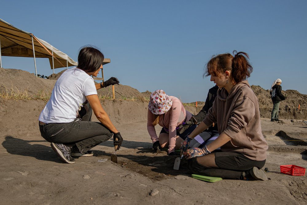 trzy osoby w wykopie