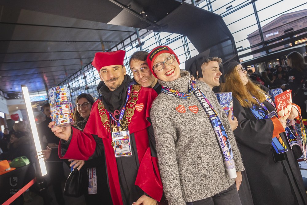 Rectors and students of the University of Lodz with red WOŚP hearts