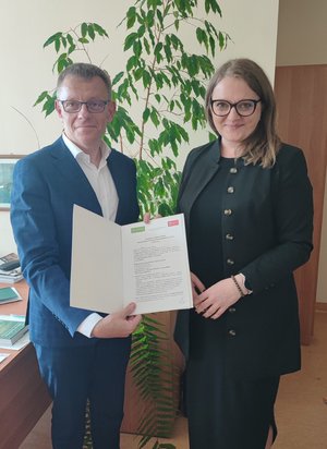 Dziekan Wydziału Biologii i Ochrony Środowiska #UniLodz prof. Andrzej Kruk i Pani Małgorzata Grodzicka-Kowalczyk – Prezesa Zarządu firmy OLP Sp. z o.o.