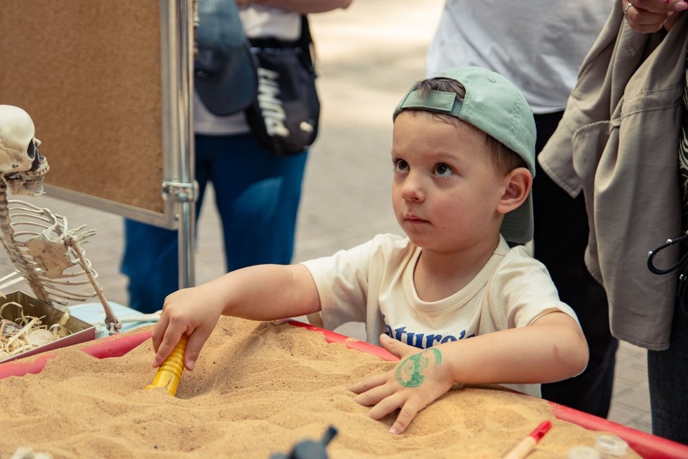 dziecko przy stoisku z piaskiem