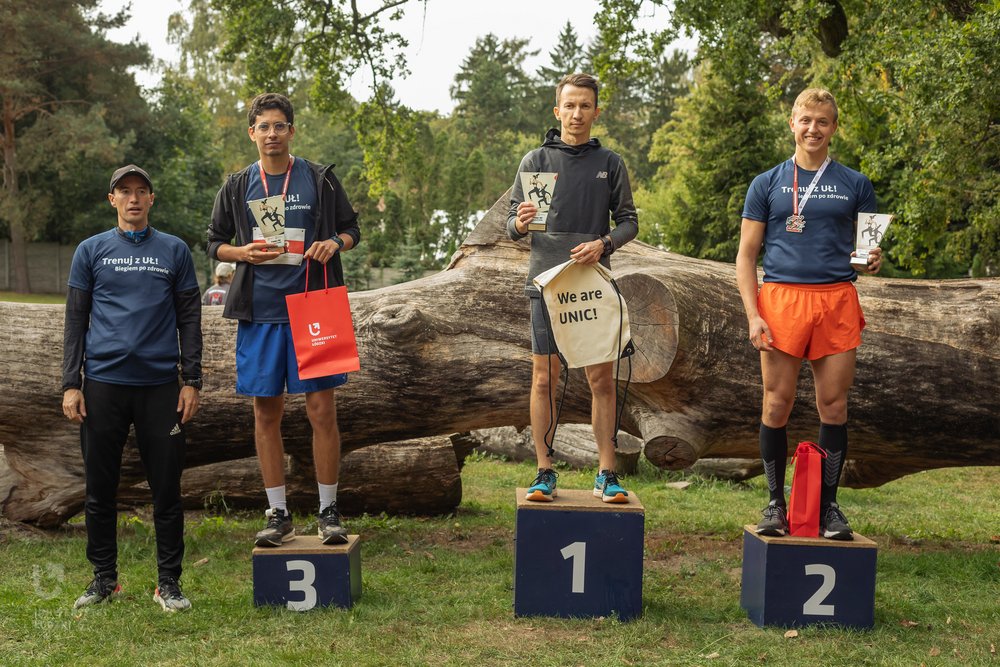 zwycięzcy biegu głównego na podium