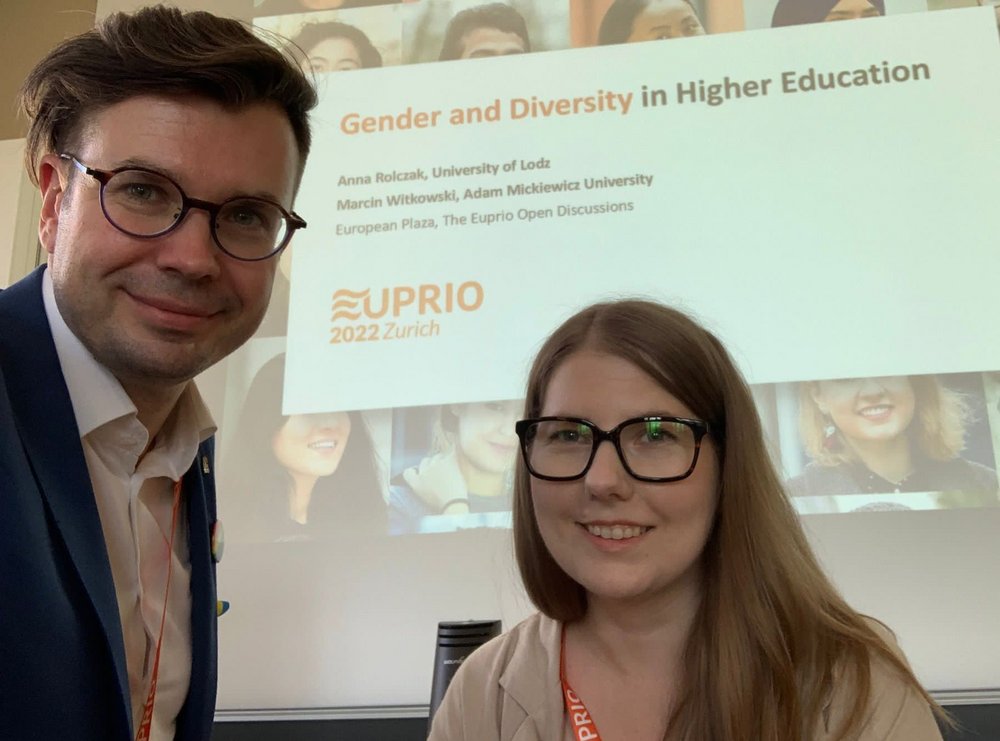 Portret na tle prezentacji - Anna Rolczak oraz Marcin Witkowski