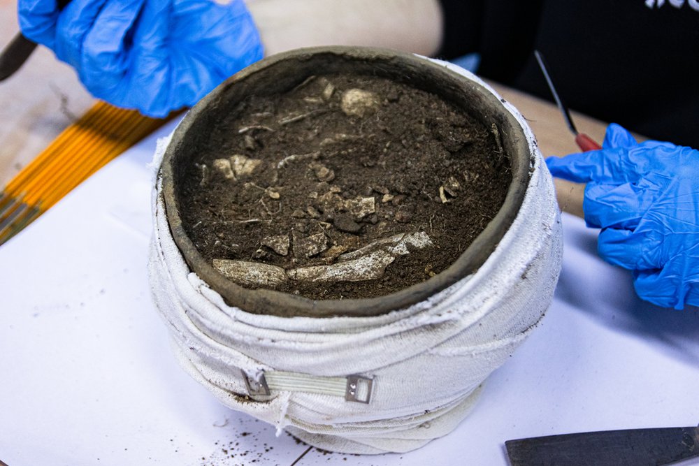 wnętrze popielnicy z fragmentami kostnymi