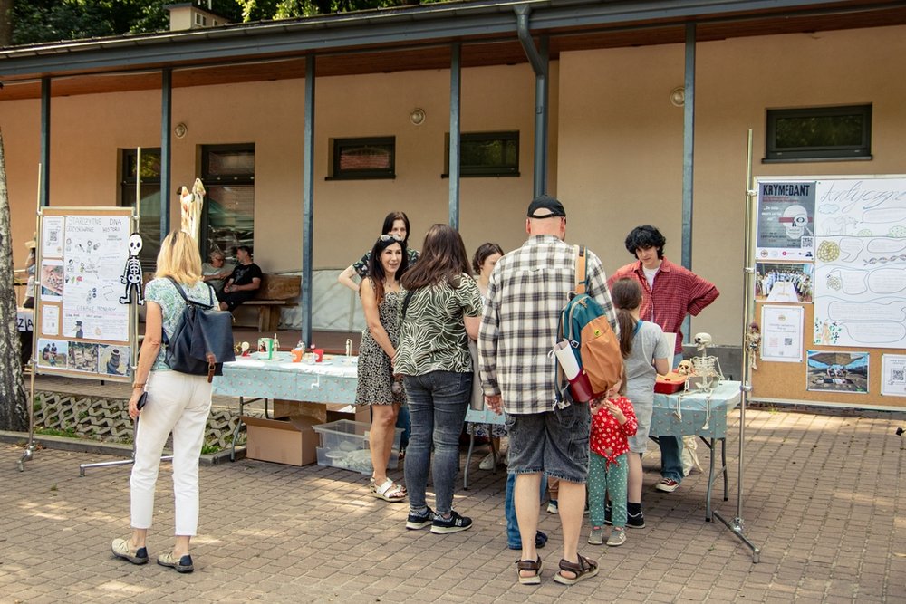 Grupa ludzi przy stoisku