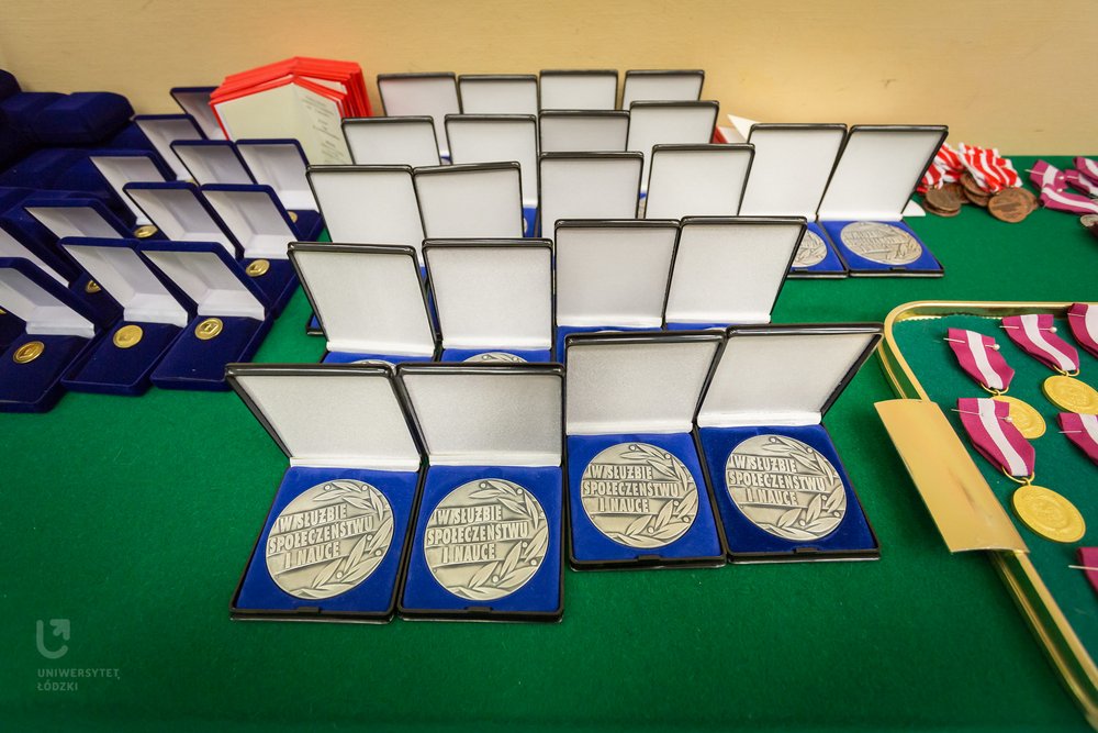 medals and gold badges of UL