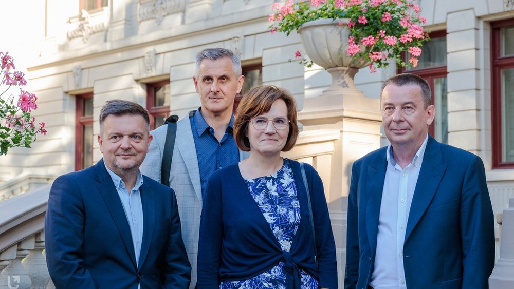 Prof. Tadeusz Grabarczyk, Prof. Krzysztof Lesiakowski, Ewa Bluszcz (Director at Lodz University Press), Prof. Jarosław Kita on the stairs outside the Museum of the City of Lodz przed Muzeum Miasta Łodzi