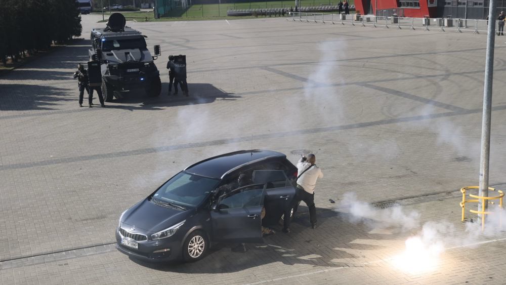 ćwiczenia służb przed stadionem