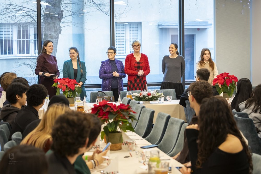 Prof. Katarzyna de Lazari-Radek, employees of UniLodz and the Marek Edelman Dialogue Center together with international students who took part in the University of Lodz Christmas dinners
