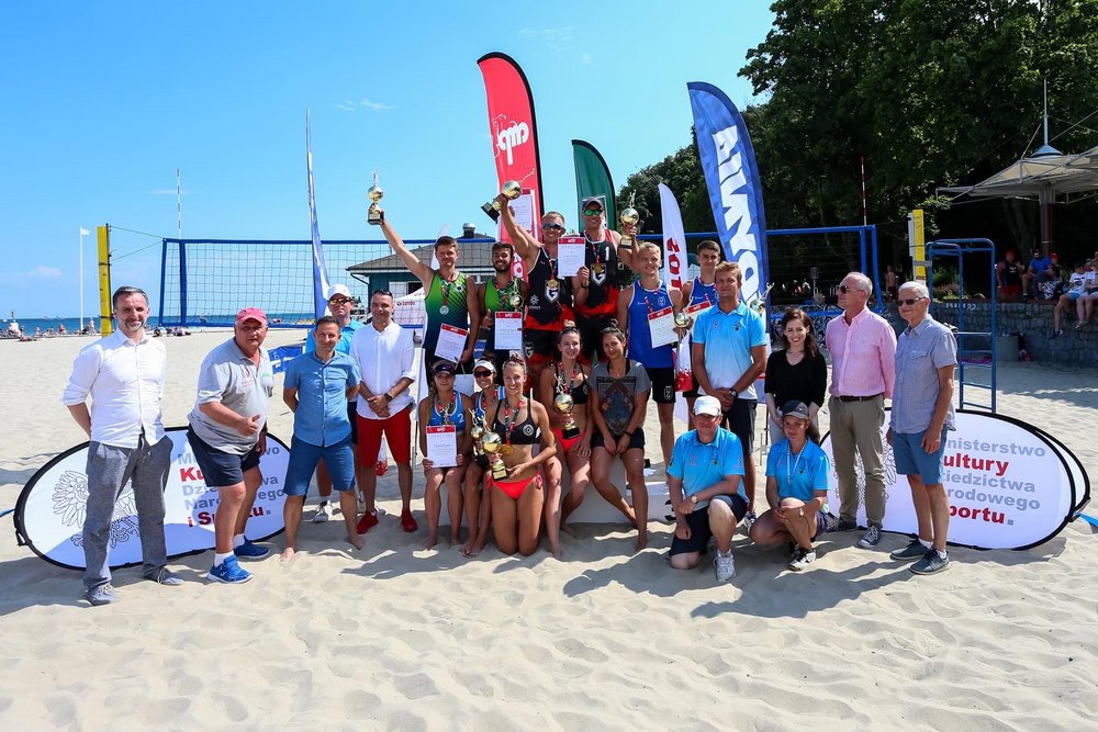 team of the UL Academic Sports Club on the beach