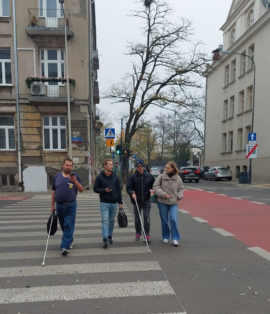grupa osób przechodząca przez ulicę