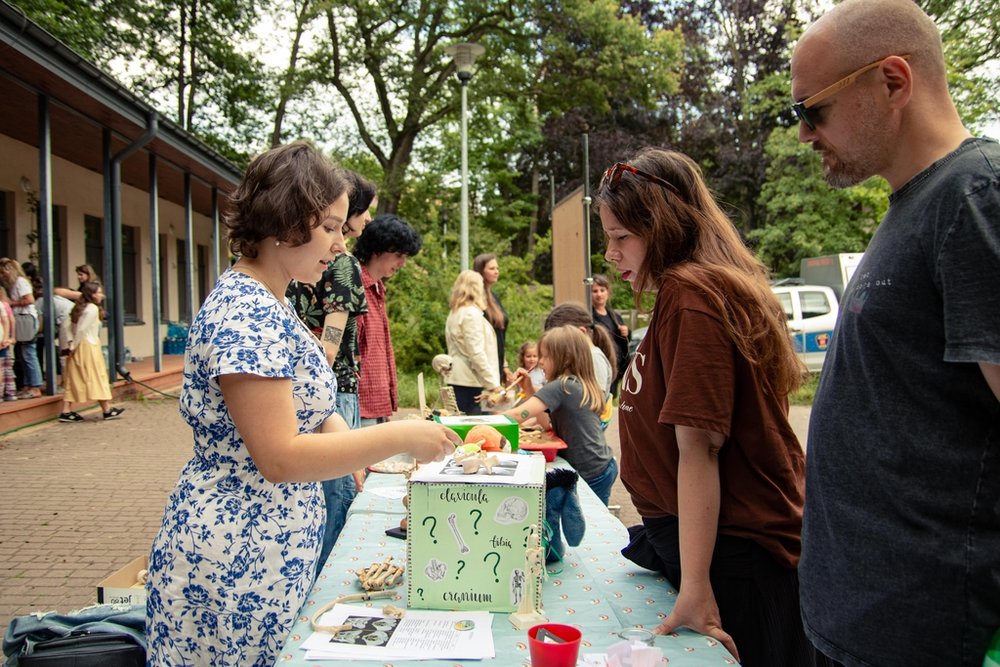 Członkowie koła przy stoisku